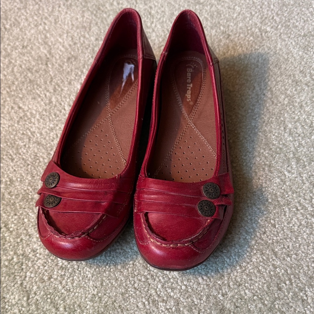 Bare Traps Women's Red Katarina Flats - Picture 5 of 7